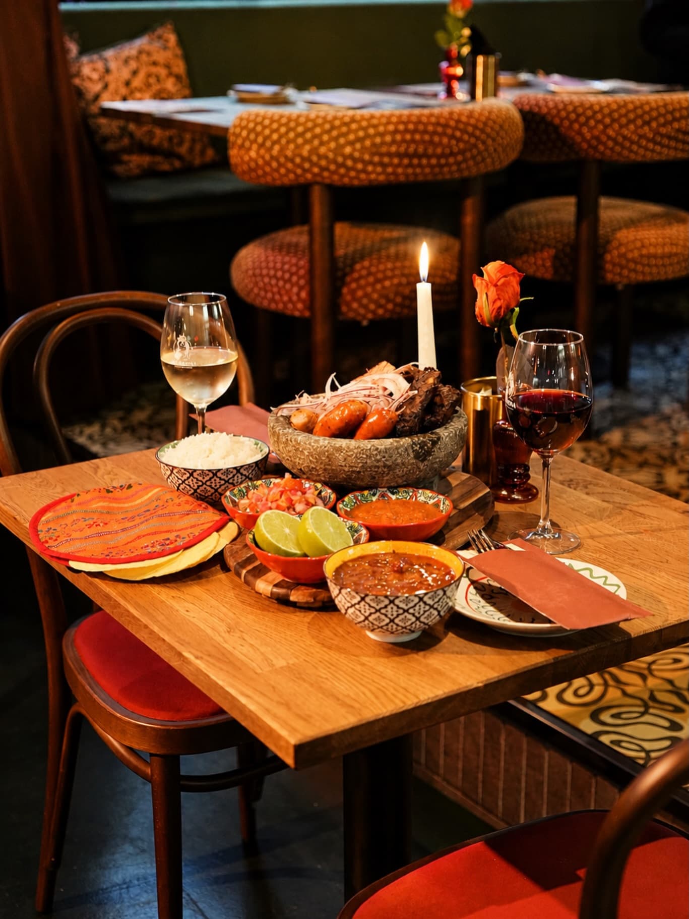 Premium tequila en mezcal aan de bar van Morena, in warm licht