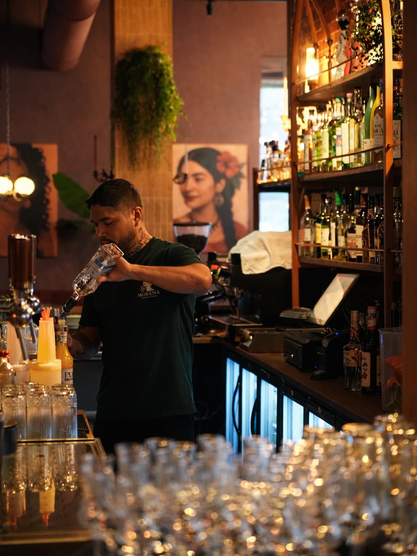Cocktails worden geschonken achter de bar bij Morena